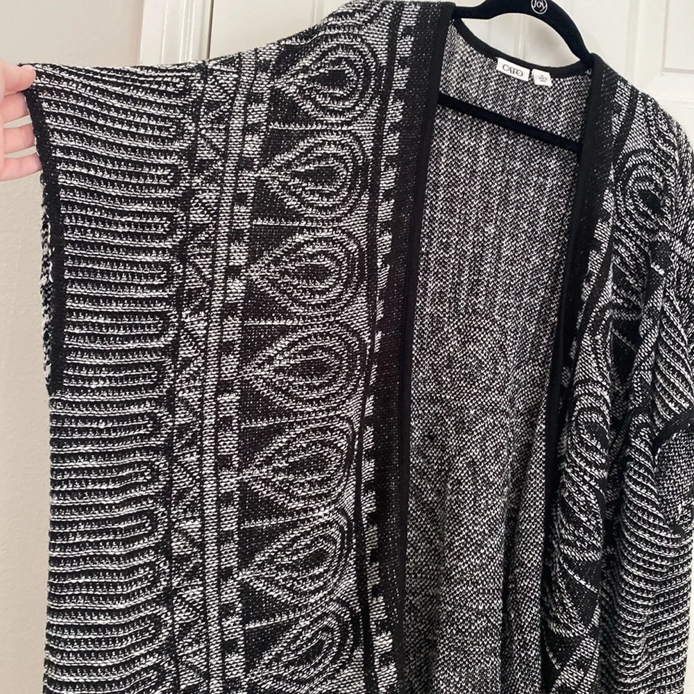Open front sweater short sleeve poncho with tassels on bottom edge - size XL - Picture 2 of 7
